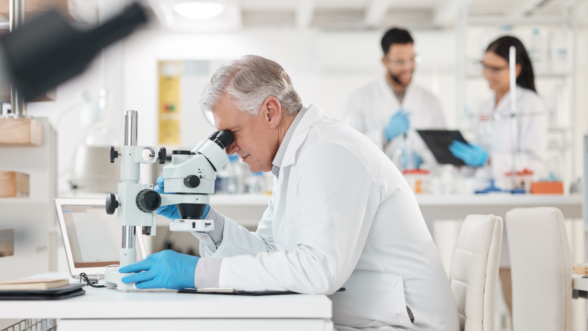 Des chercheurs médicaux analysant des données dans un laboratoire de haute technologie