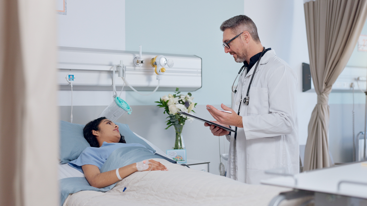 Un médecin rassurant son patient dans une chambre d'hôpital moderne offrant des soins médicaux haut de gamme