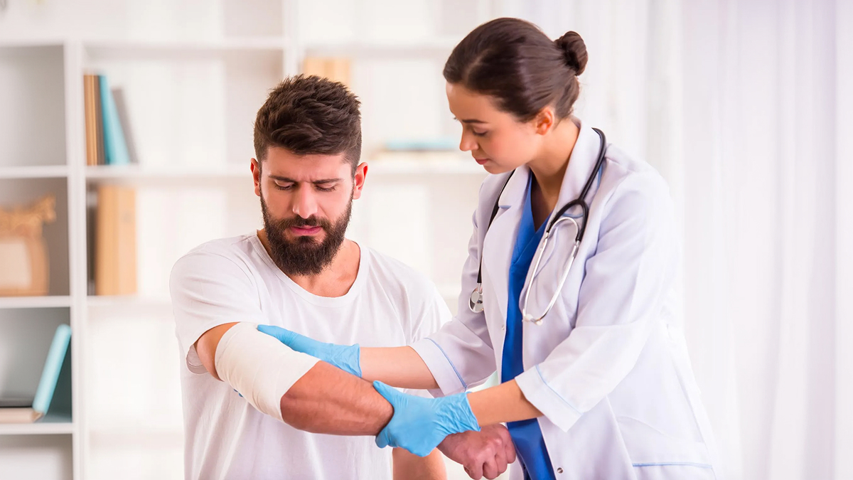 Sports doctor consulting a professional athlete after a training injury